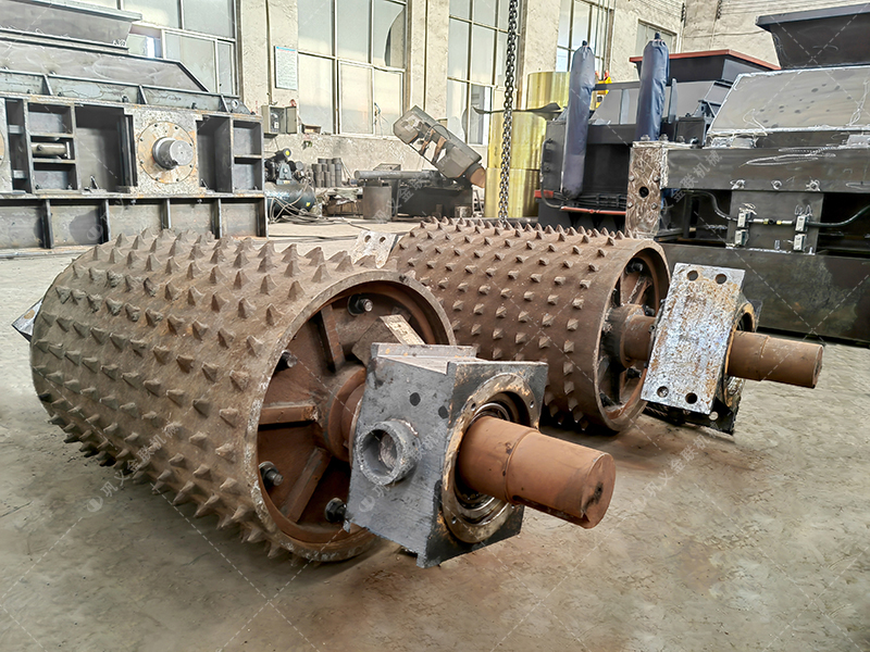 為什么越來(lái)越多的工程選擇雙齒輥破碎機(jī)處理水泥路面？